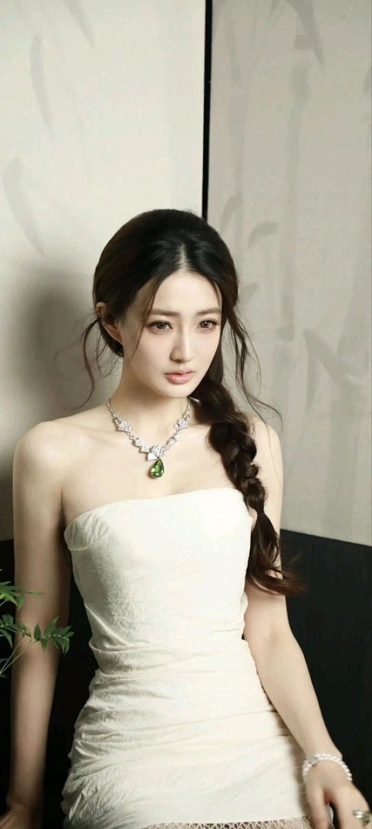 徐璐吊带白纱裙造型徐璐的吊带白纱裙造型简直美得令人惊叹，纯净的白色纱裙如同冬日初