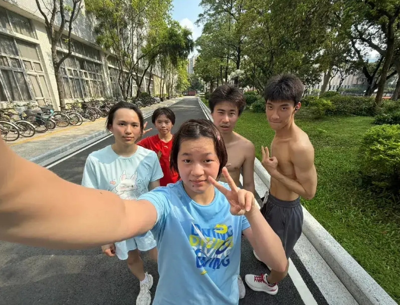 8月9日全红婵带着师弟和师妹一起在健身完合影留念，全红婵肉眼可见脸小了不少。相信