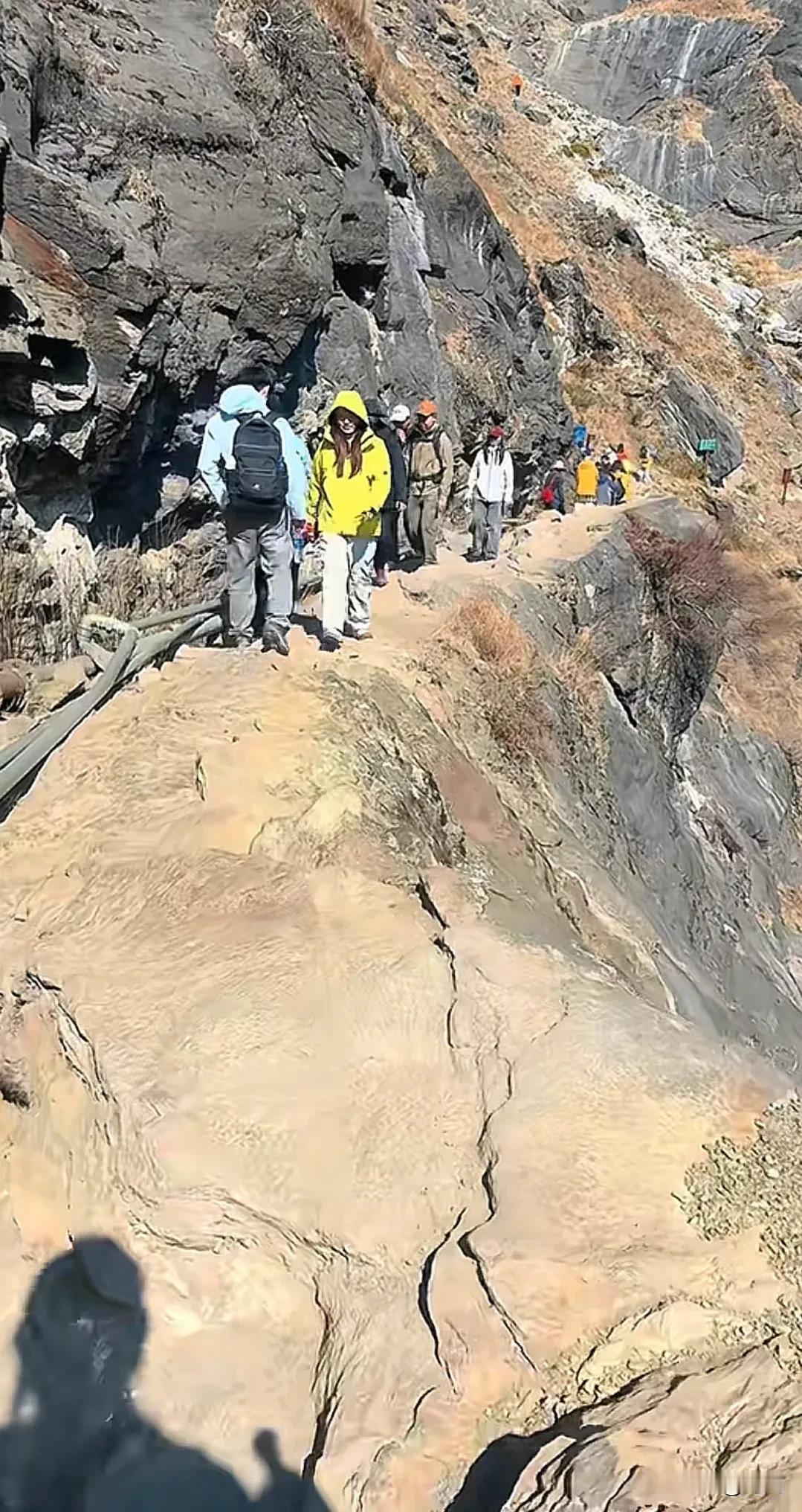 8岁男孩在虎跳峡坠亡，网友化身侦探建议查其父亲嫌疑。事发2月21日正月初五下午，