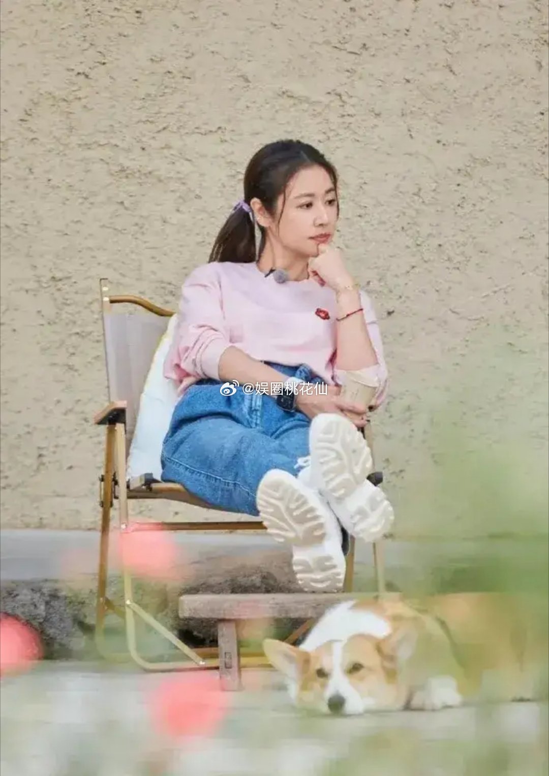 状态太绝了！明星生图抗打时刻50岁林心如状态也太绝了！粉色卫衣搭配牛仔裤，减龄又