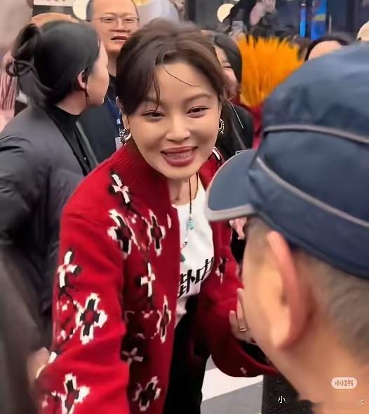 我敢打包票，辛芷蕾，极大程度上是普通人这辈子，见过最不一样的顶流女明星了。昨日，