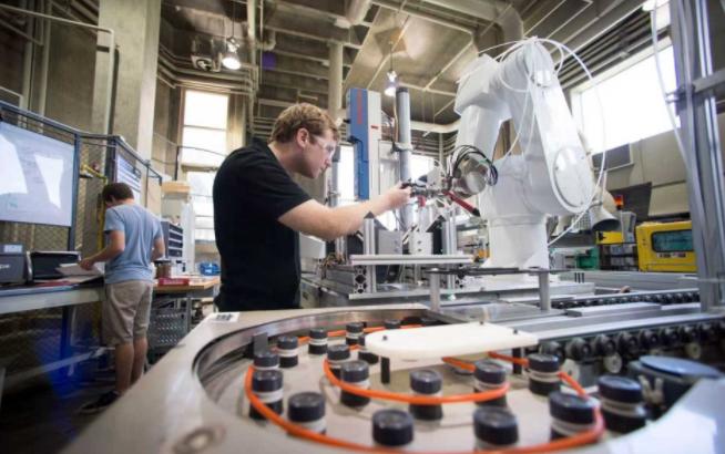 中国这招阳谋确实高明，变相帮着西方发达国家去工业化。没错，就是“帮”，中国凭借强