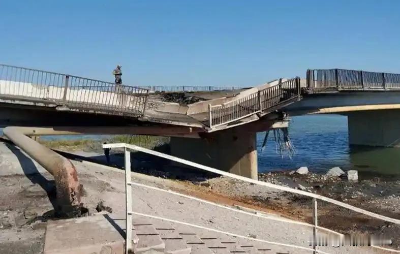 俄军炸桥翻车又翻盘？小炸弹撬动大战场各位朋友，最近俄乌战场上有个大新闻，俄军终