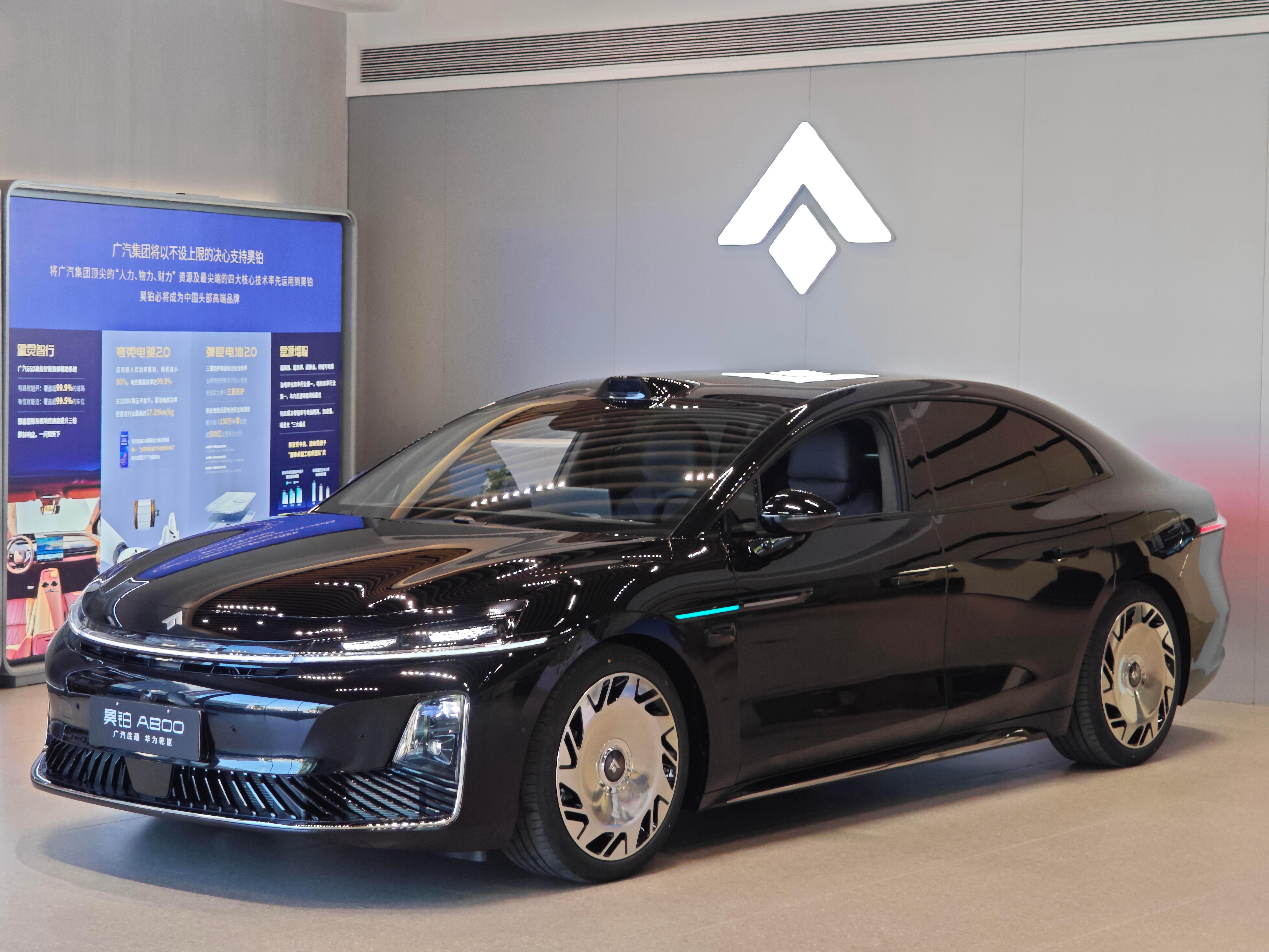 最让我种草的是它800V高压平台，在高速服务区体验过，充电速度飞快，喝杯咖啡的功