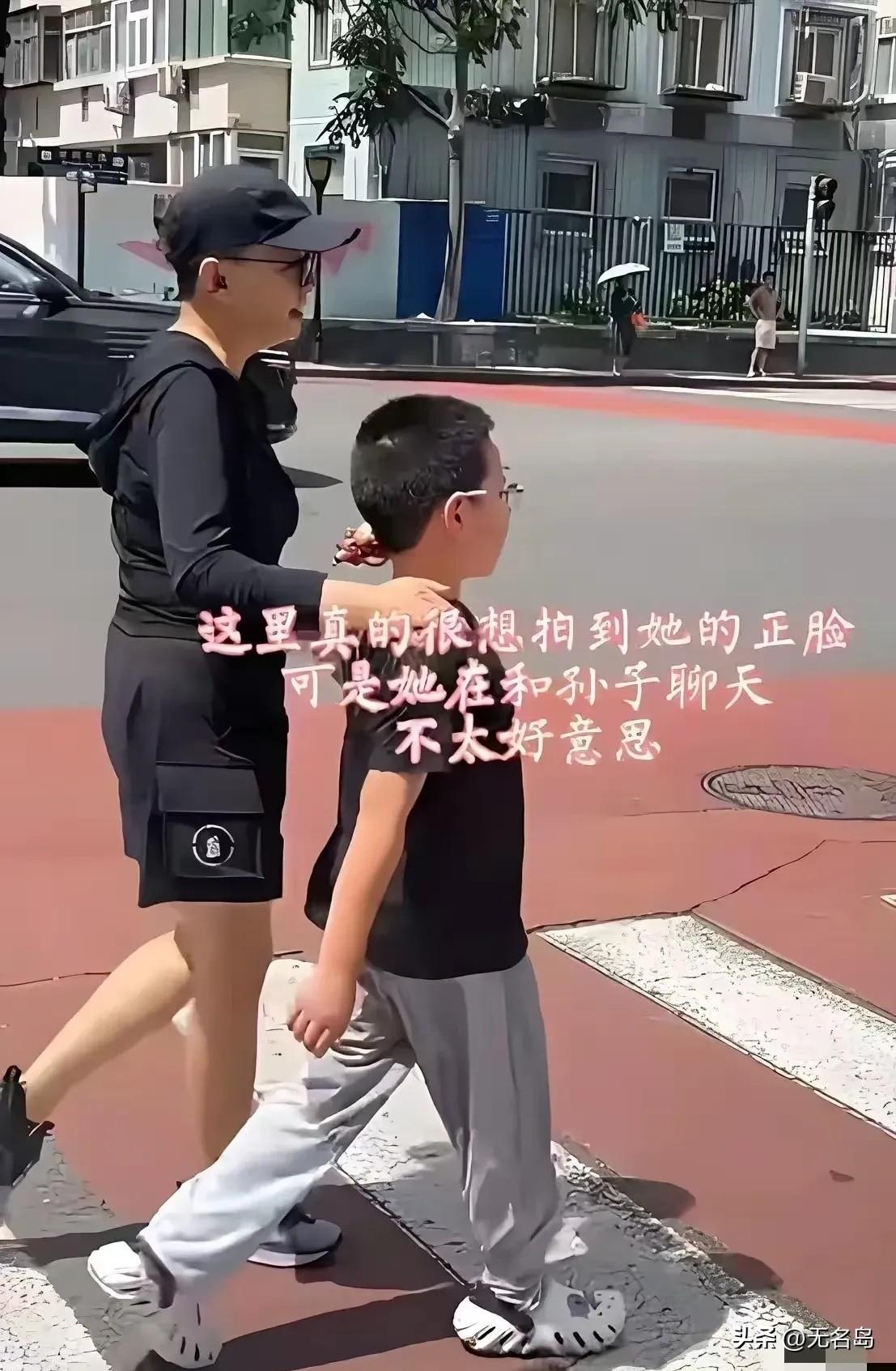 7月13日，65岁的宋丹丹冲上热搜，这一次，不是在烈日下健身，而是2个孙子近照曝