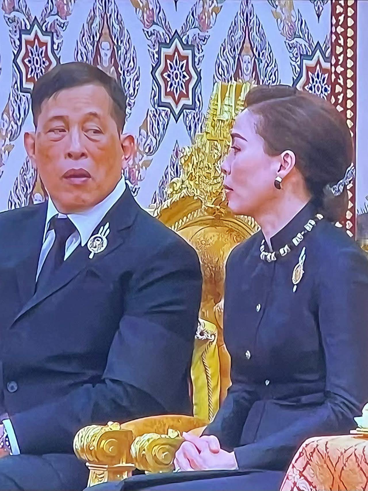 苏提达王后生图曝光，面色憔悴变沧桑泰国国葬日第四天，泰王携苏提达、诗妮娜和思蕊