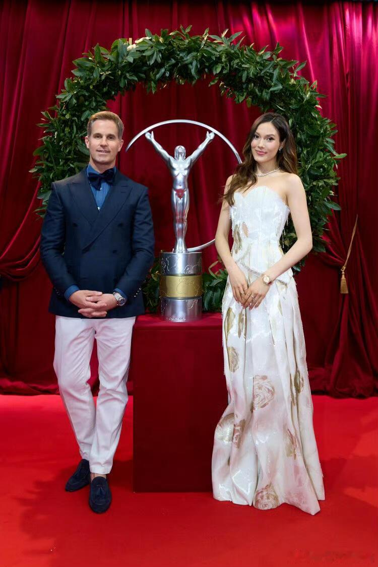 谷爱凌身穿郭培GUOPEI2026高定『鎏光』系列白色礼服出席劳伦斯世界体育奖的