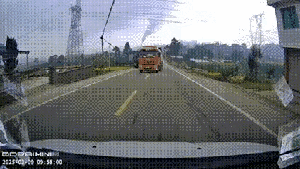 就这几秒钟，小车司机一定一身汗。司机一定是观察了后视镜，方向稍微向左打了一点，停