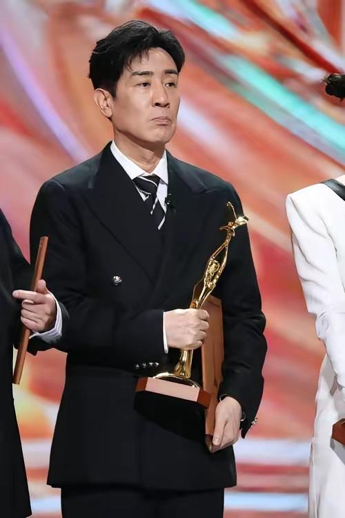 于和伟是一个优秀的演员。于和伟属于大器晚成的一个演员。于和伟的演艺事业前二十年