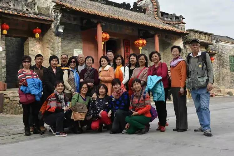 我们正在亲眼见证社保史上一场“绝版奇迹”！如今这批拿着稳定退休金、到处旅游看山河