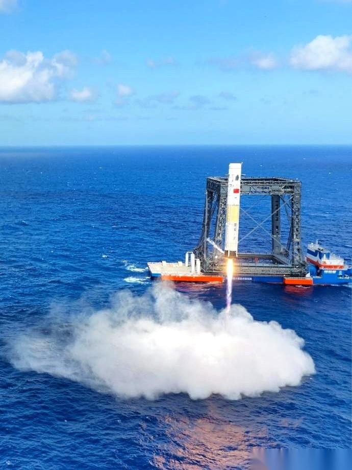 好家伙，他们真把一个从100多公里高空掉下来的大家伙，稳稳当当扔进了海里，就落在