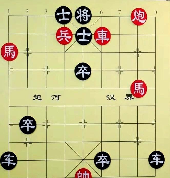 在济南天桥下，有一个胖老头，摆了这么一个棋局，吆喝着谁能下得赢，他发奖励华子一盒