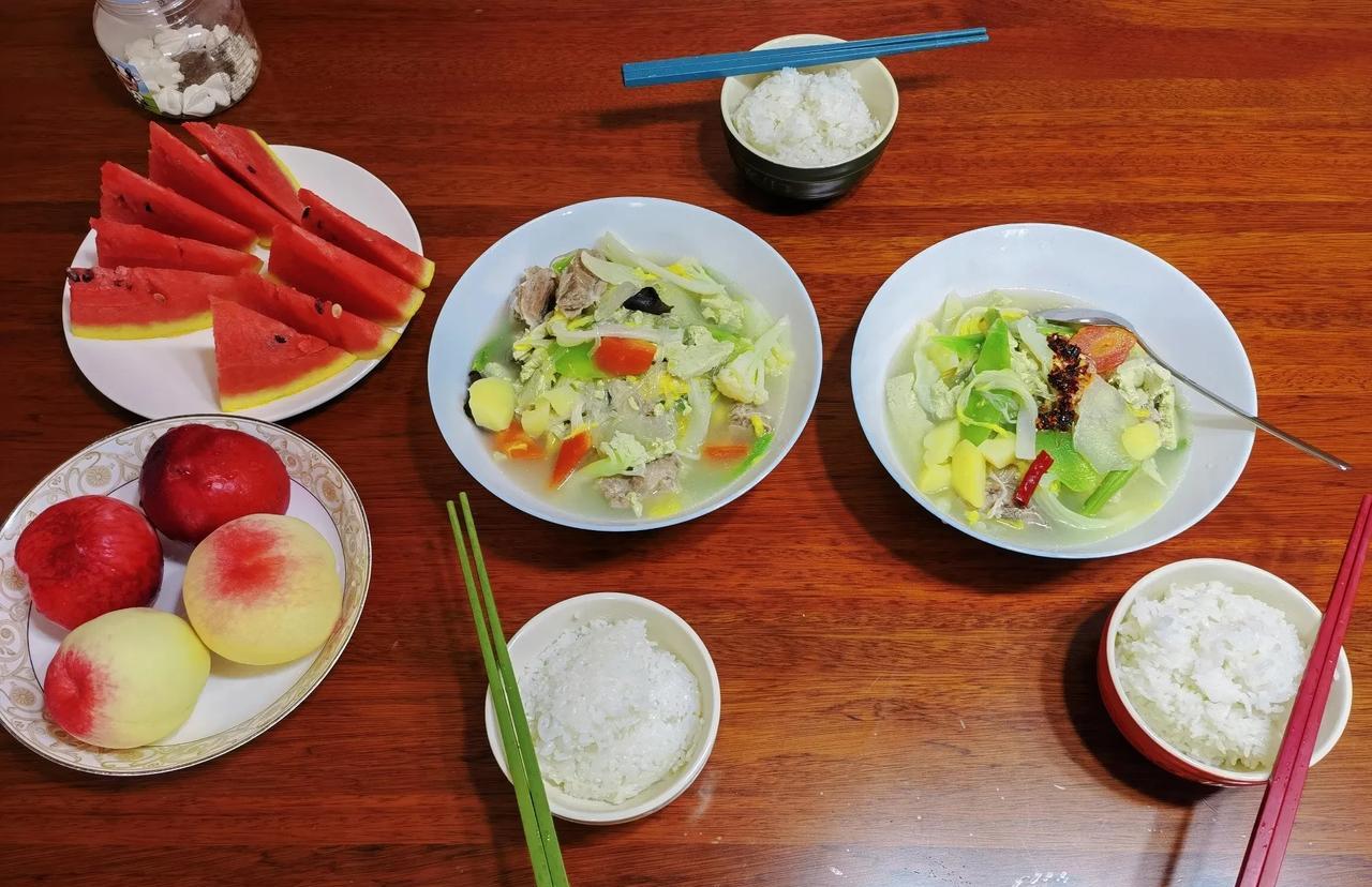 开饭喽！排骨大烩菜，简单又丰盛！