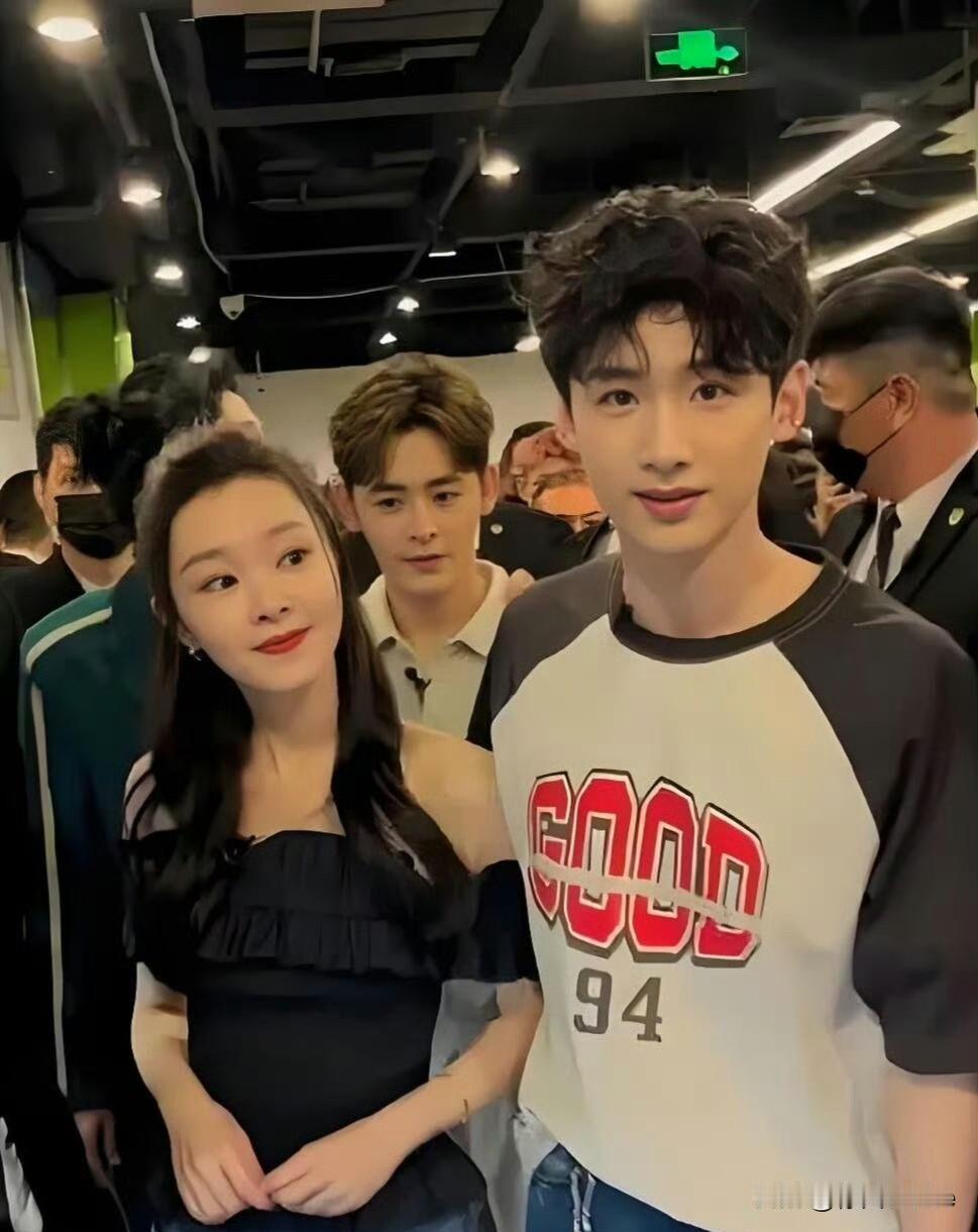 1月26日，娱记爆白敬亭宋轶分手！近日娱记直播中被问到白敬亭宋轶感情现状，娱记