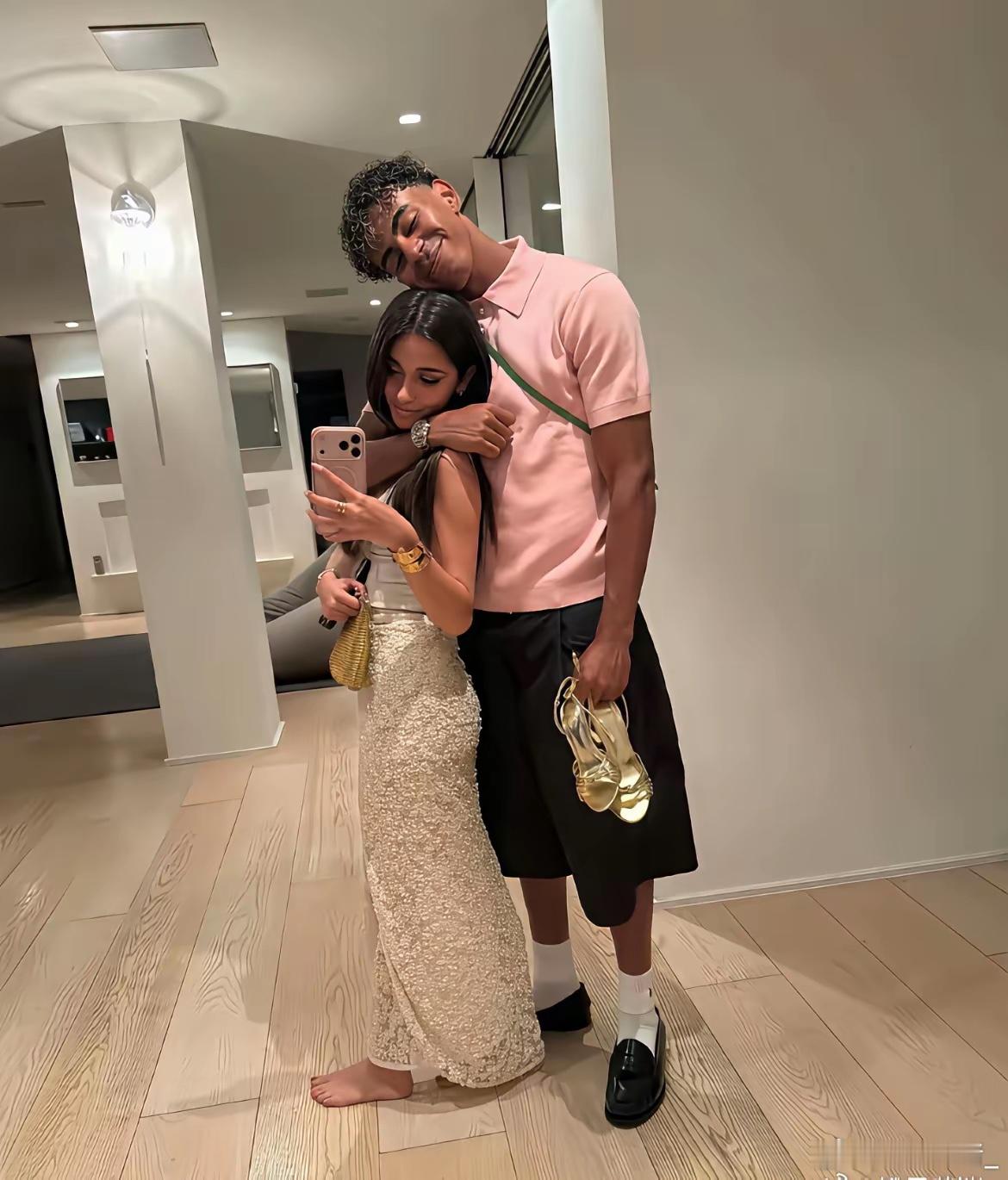 西班牙天才小将亚马尔赛场一路狂飙，他的女友也凭借绝美容貌刷屏全网。​​​
