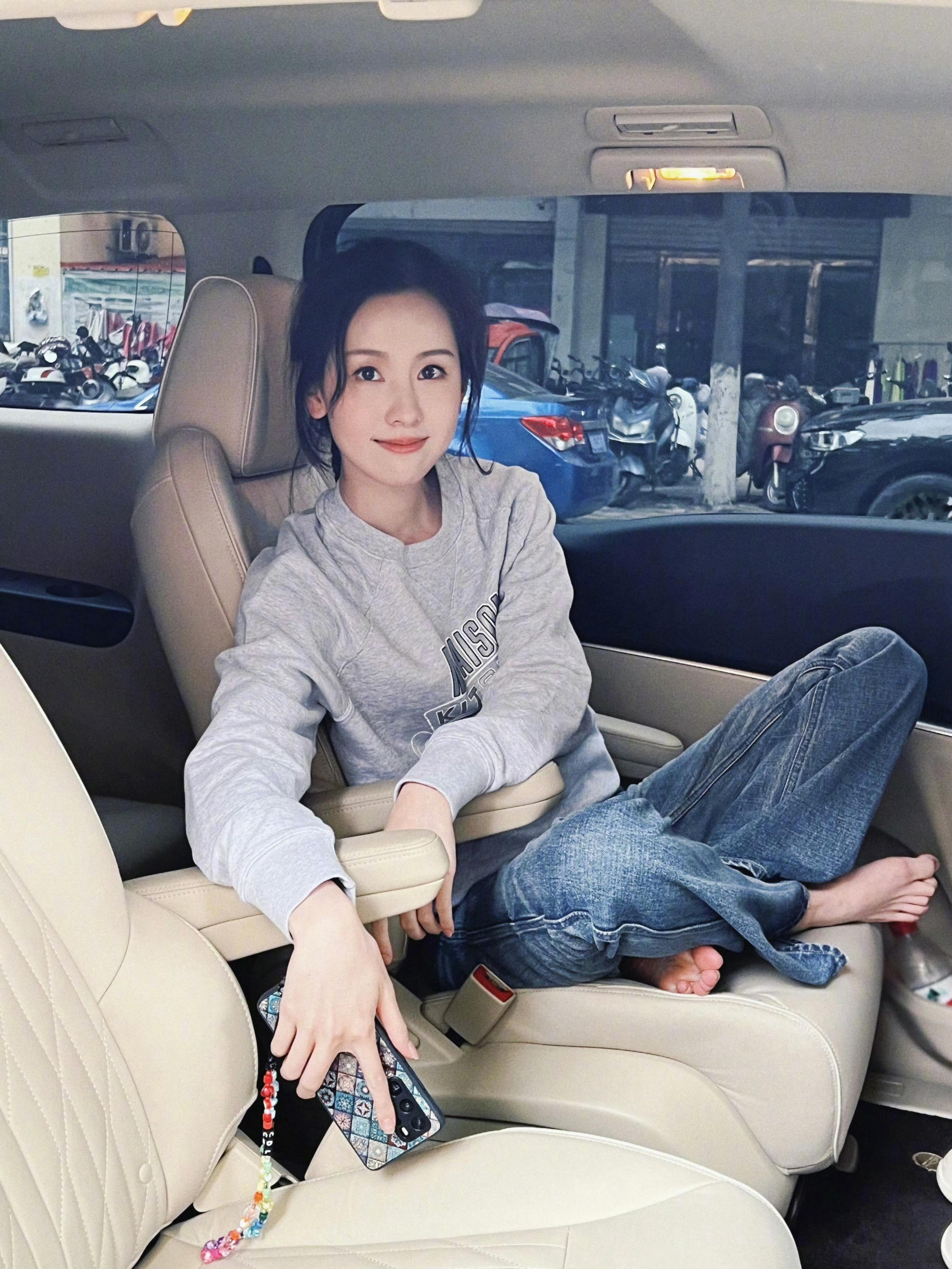 陈都灵车内日常感觉不太好吧又不是自己的车光脚在车里踩来踩去的​​​