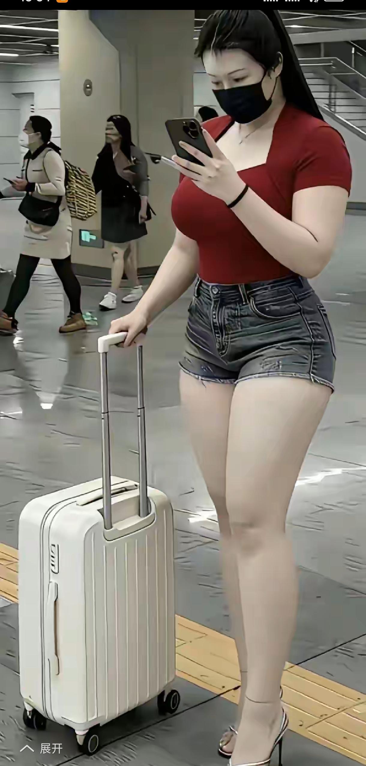 高铁站随拍｜自信气场，藏不住的美✨这人来人往的高铁站，她就是最亮眼的风景。酒