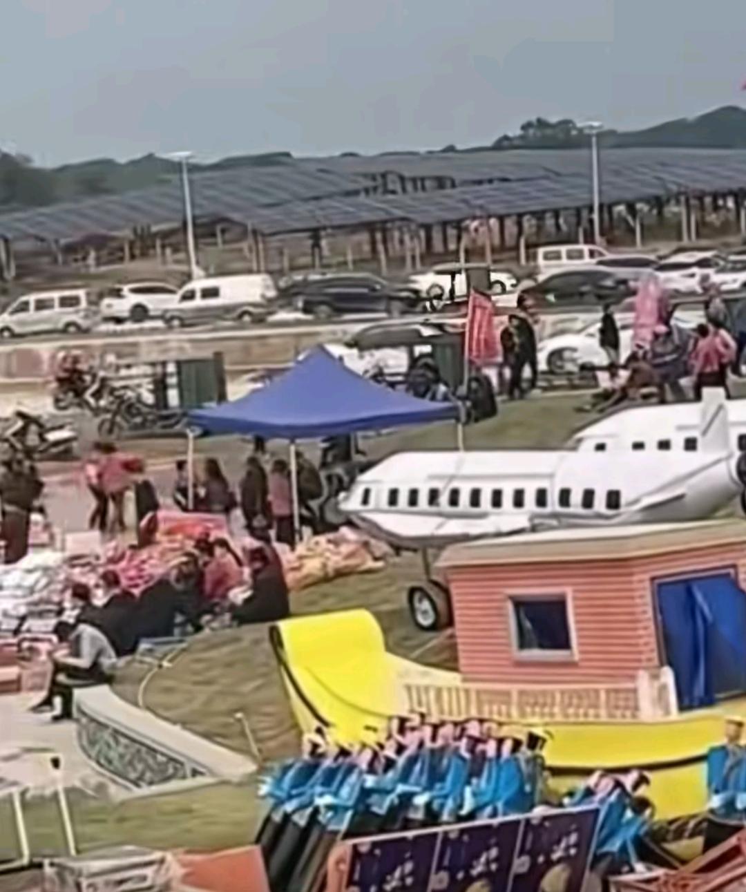 祭祖仪式感，就没有你想不到的。潮汕祭祖，飞机，坦克，豪车，游艇，各种家具，家电