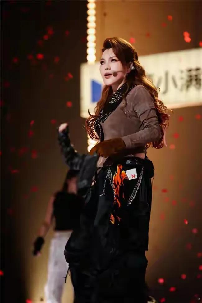 浪姐七季划水选手盘点第七季乌兰图雅原本备受期待，最终却让人失望。身为专业歌手，