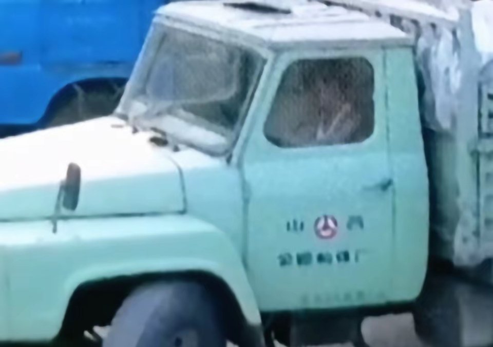 以前的卡车、客车其车门上都会喷涂地域、单位、载重、核载人数等字体，哪个地方、单位