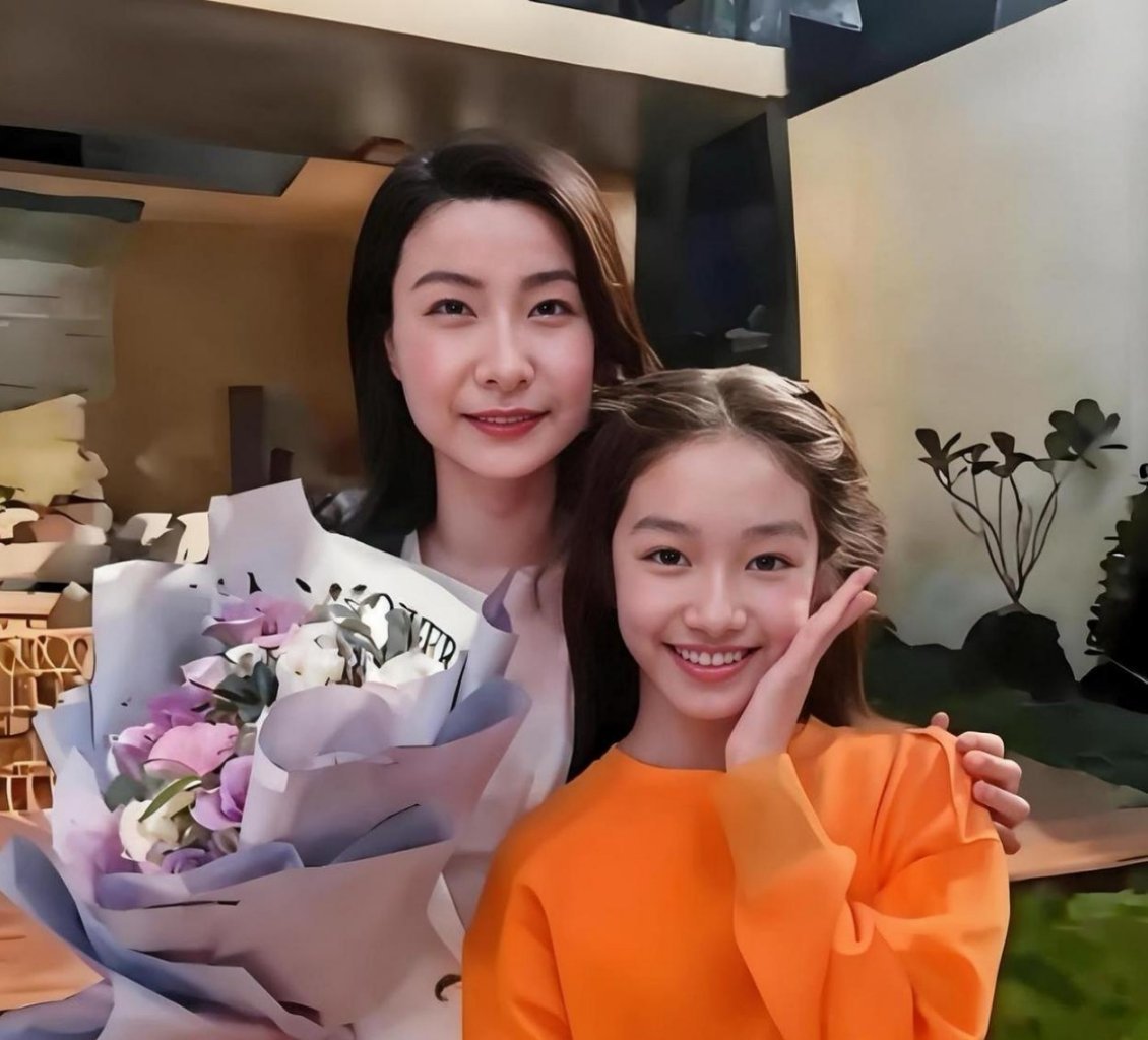 好像奶奶呀！郭晶晶的大女儿霍中妍和妈妈的合影，穿着很普通平价的衣服，很自信！笑眼