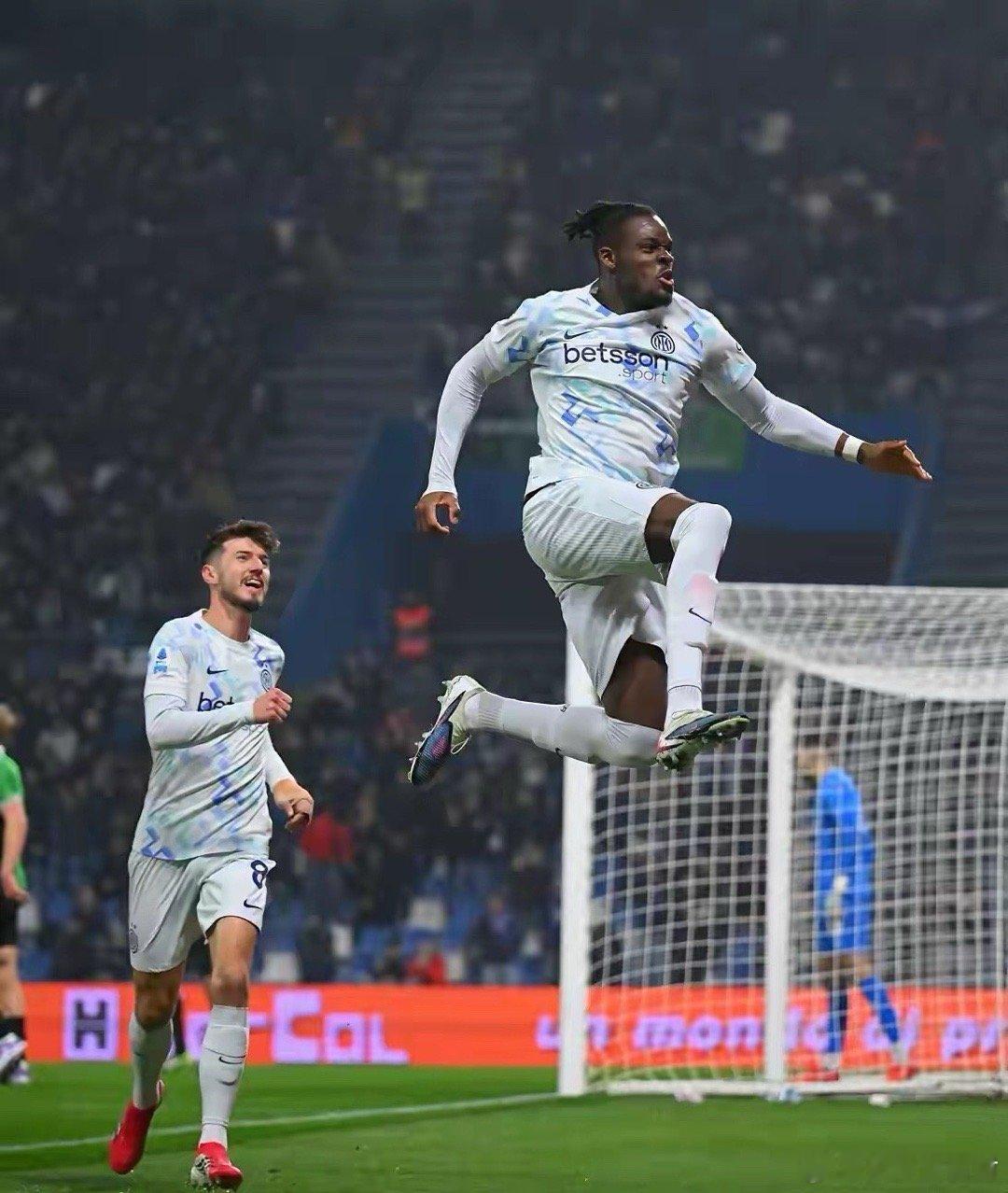 齐沃敲打球员！米兰体育报的消息，国家德比日益临近，国际米兰主教练齐沃无疑是最清醒