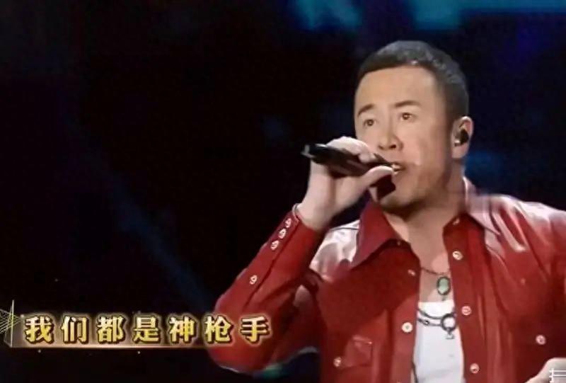 #媒体评杨坤改编革命歌曲#记得当年崔健演唱长征路上的摇滚时，有位中学老师听到后气