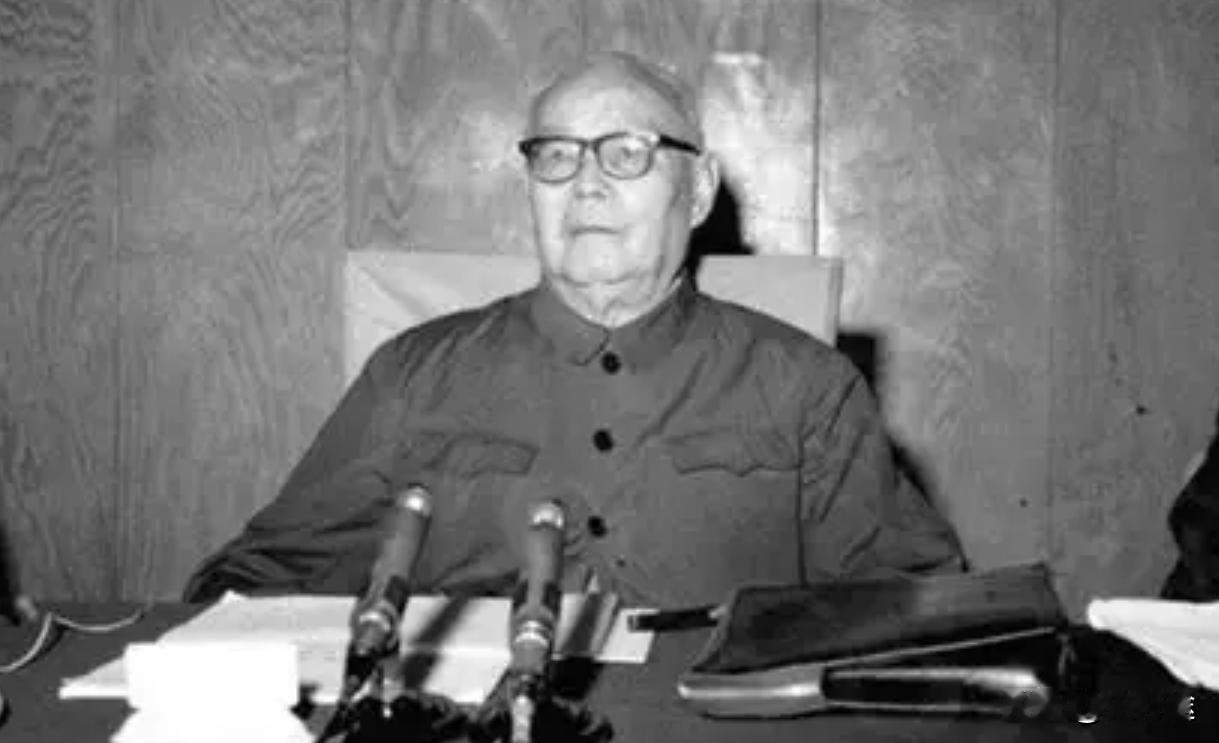 1976年毛主席离世后不久，叶剑英开始频繁搬家，刚入住不到30分钟，就要搬走，去