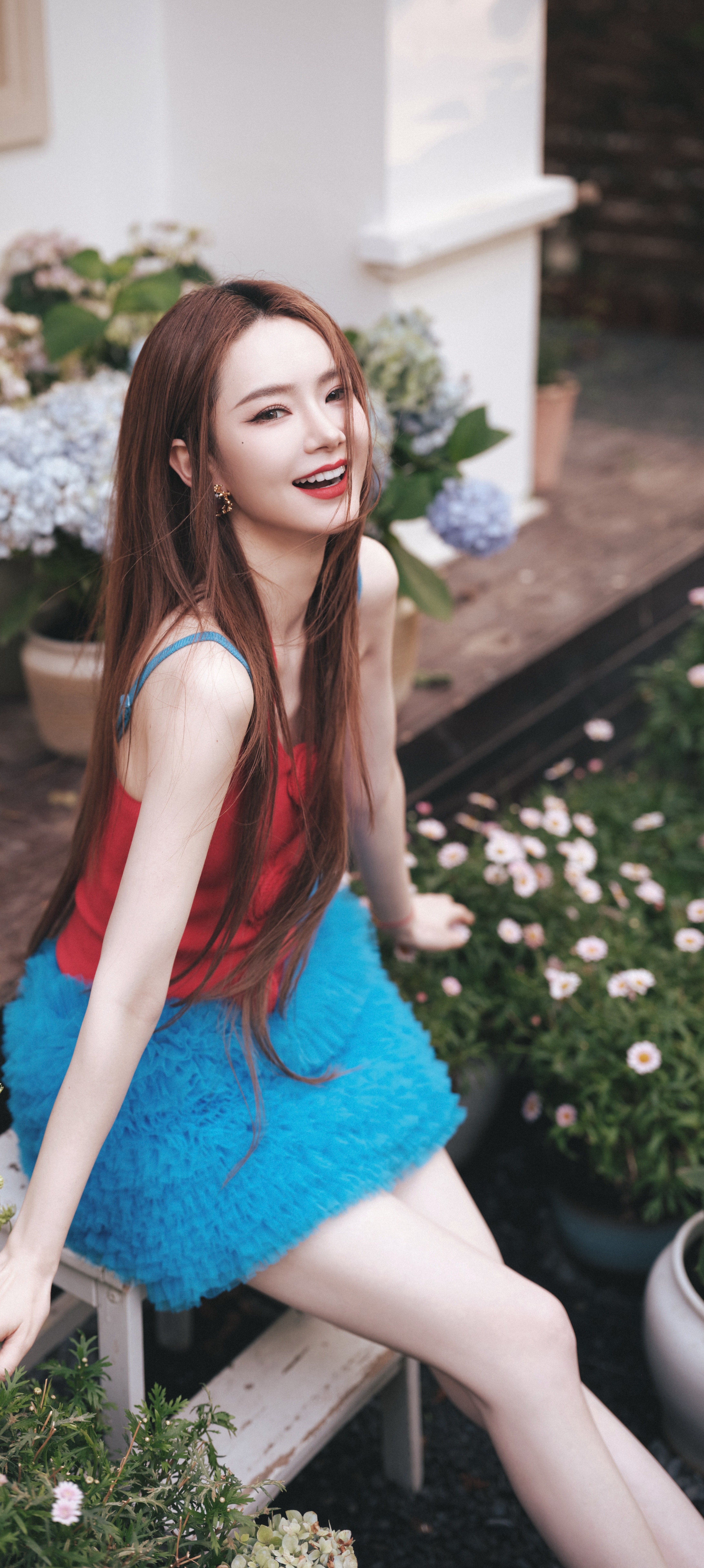 戚薇全新穿搭壁纸上线，红蓝色彩多巴胺的秋日浪漫，红鞋美腿吸睛。戚薇