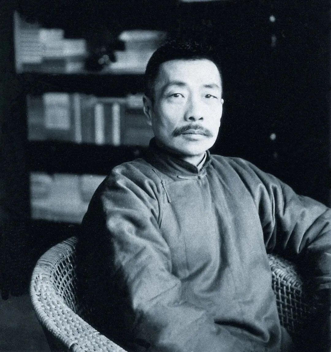 一天，鲁迅先生去理发，理发师见他穿着寒酸，就敷衍剪了一下。事毕，鲁迅随手抓了一大