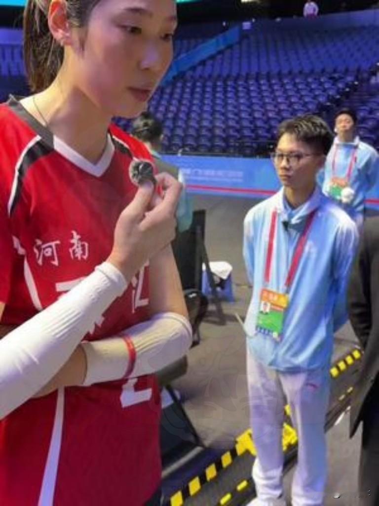 以后坚决不看朱婷的比赛了！不是打的不好，而是她实在莫名其妙。明明是大球星，