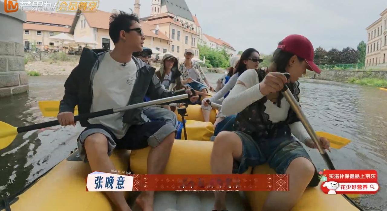 张晚意，马思纯捷克划皮划艇途中张晚意突然大喊让马思纯捞起来。马思纯捞起