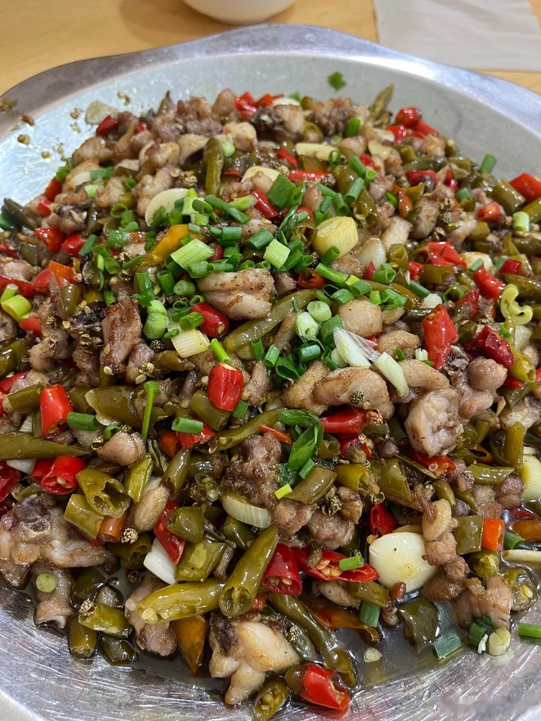 我最爱的兔子做法就是泡椒兔~现炒的很有锅气，兔子酥酥的很入味，泡椒香香辣辣巨下饭