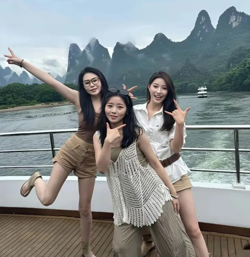 不知道为什么，就偏偏喜欢穿白衣服那姑娘。她看着白白净净的，气质大方，眉眼清秀，一