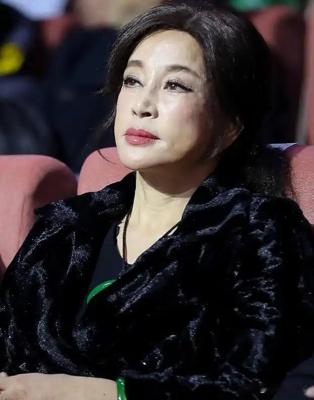 刘晓庆被小38岁男友告上法庭！拒付赔偿金，网友调侃这把年纪玩不起就别玩近日，