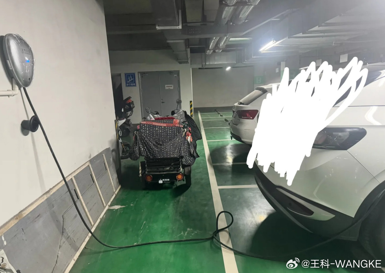 车充电有一段线是这样在地上的，这段地总是电车来来往往，偶然发现，线都压变形了，有