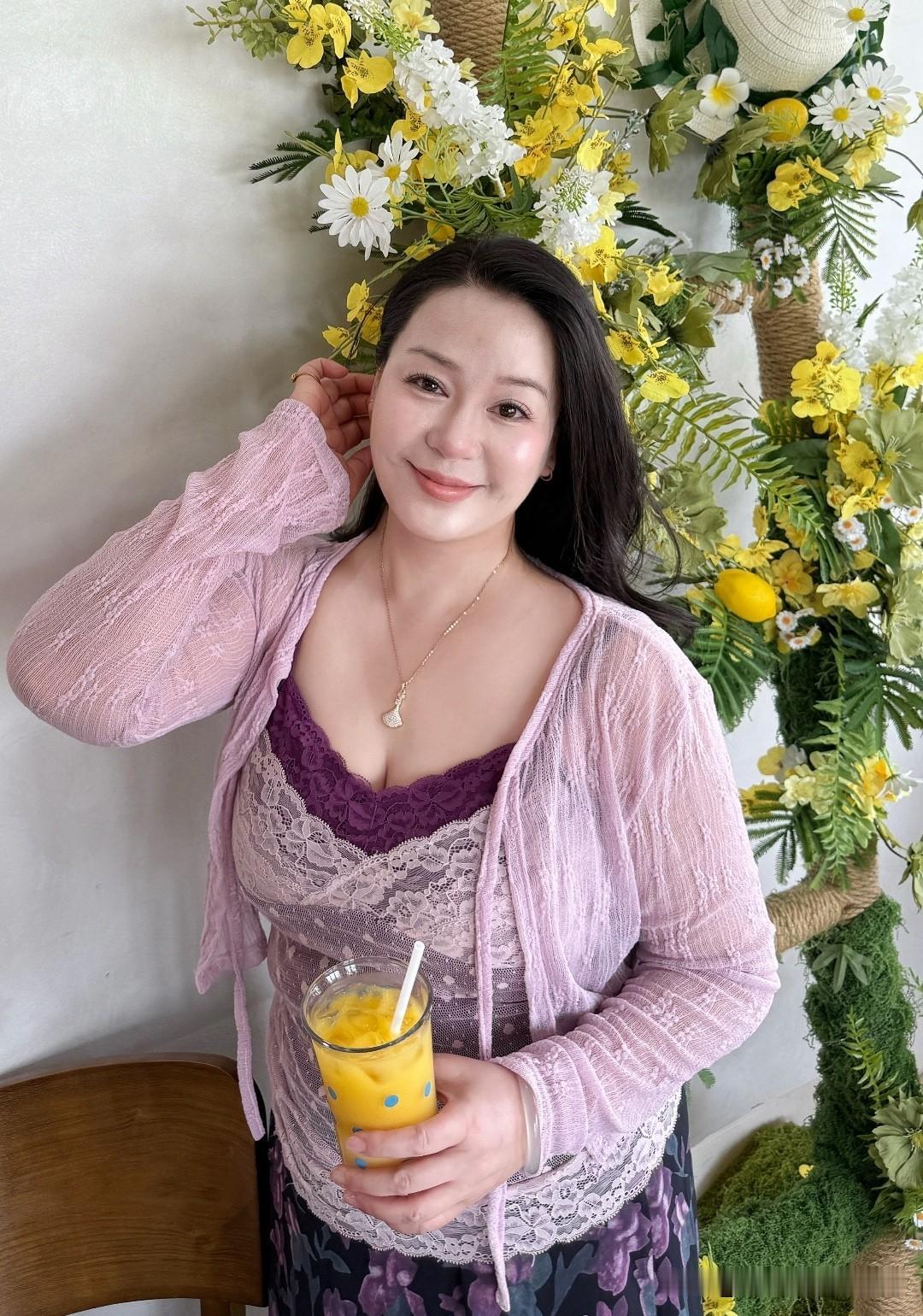 碎花裙能把多余的全都遮起来。
