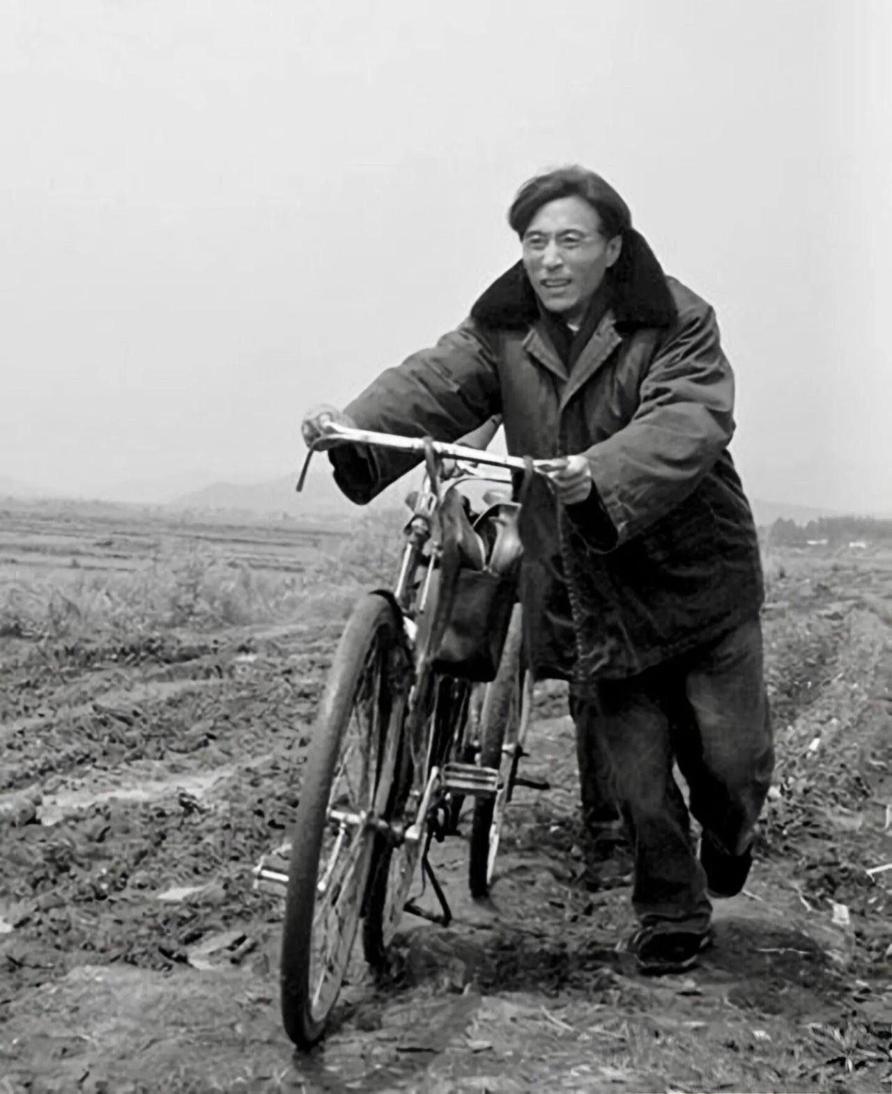 珍稀怀旧老照片分享这是一张罕见的焦裕禄书记的照片。他身为县委书记骑一辆自行车，行