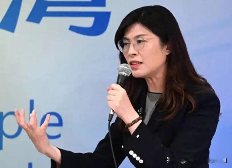 郑丽文不在中美之间选边占，她说美国是恩人，大陆是亲人。不能忘恩负义，更不能骨肉相