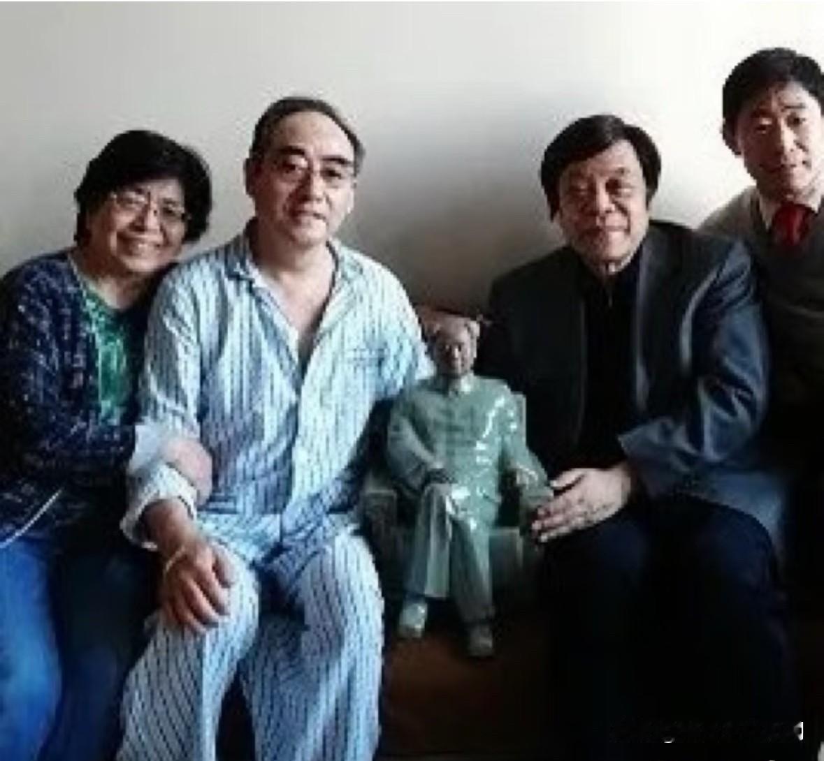 2012年，原央视著名主持人赵忠祥探望重病中的庄则栋，慰问庄则栋妻子佐佐木敦子，