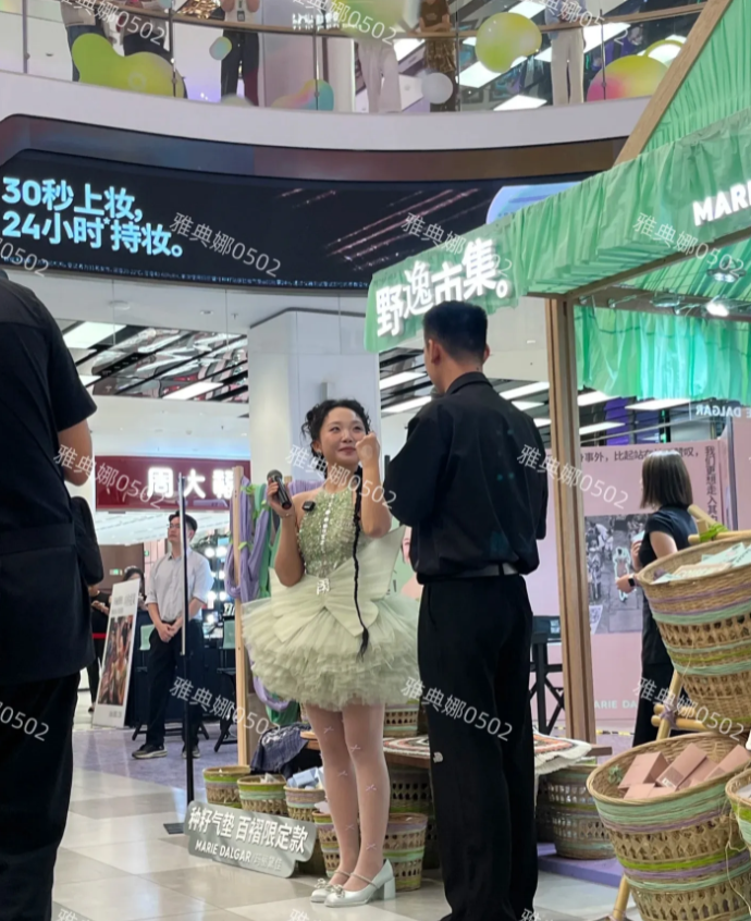 上海商场偶遇辣目洋子，她本人是真不瘦，即便是参加了浪姐也没瘦下来，她个子不高，骨