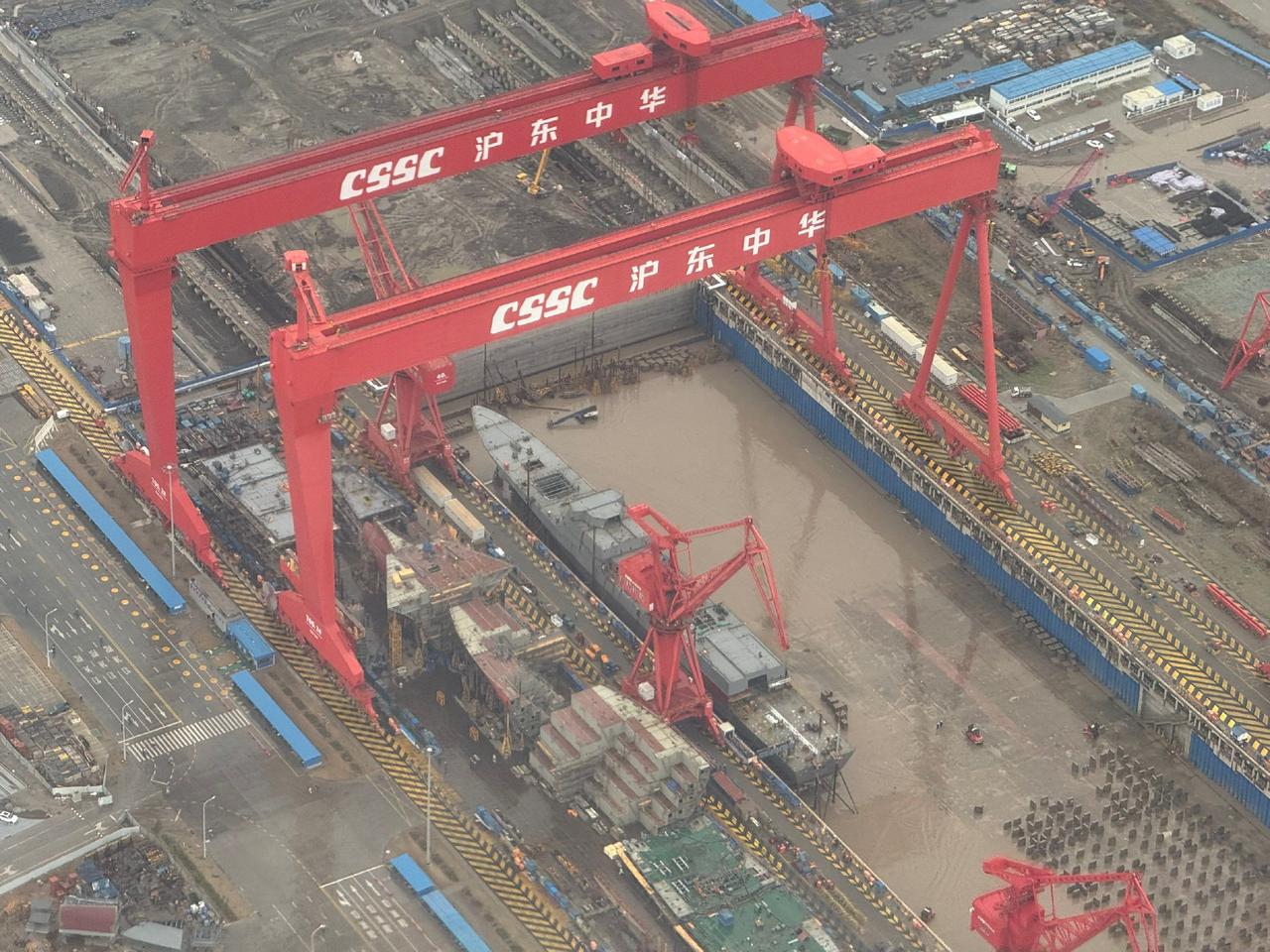 沪东厂干活还是很麻利的，这艘054B上层建筑已经完成大半，看来年中就可以出坞下水