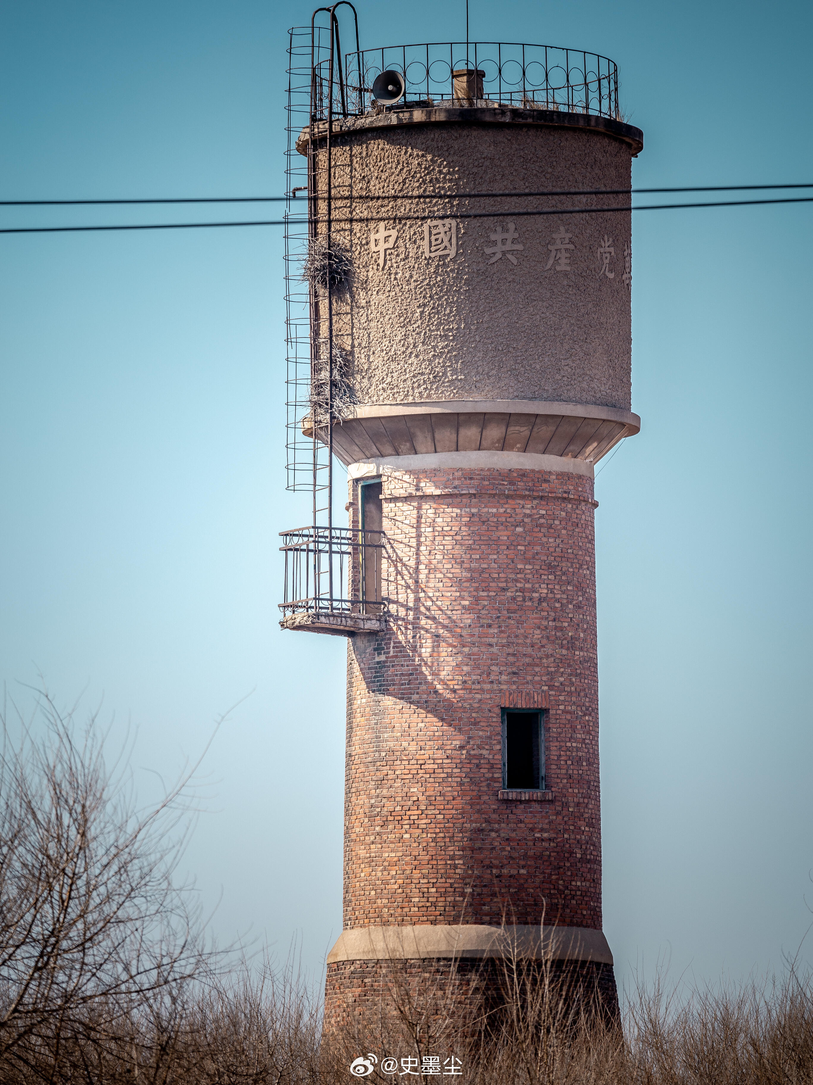 天津东丽区魏王庄村已拆迁，难得的是还保留着一座建于1969年的老水塔，上面还有鲜