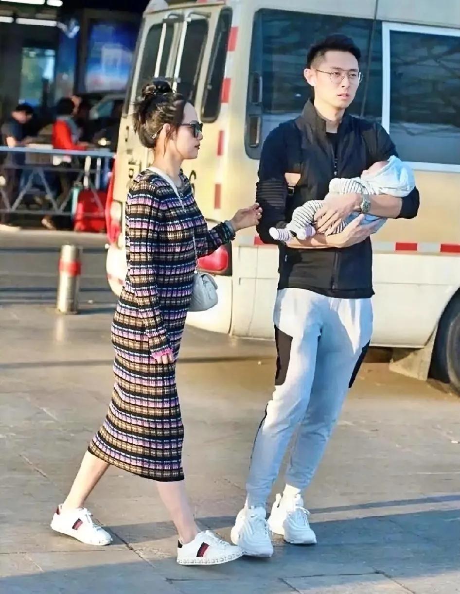 张嘉倪失策了，自己领证了就是正妻。只要占着这位置，其他都是妾。不办婚礼，就哄好