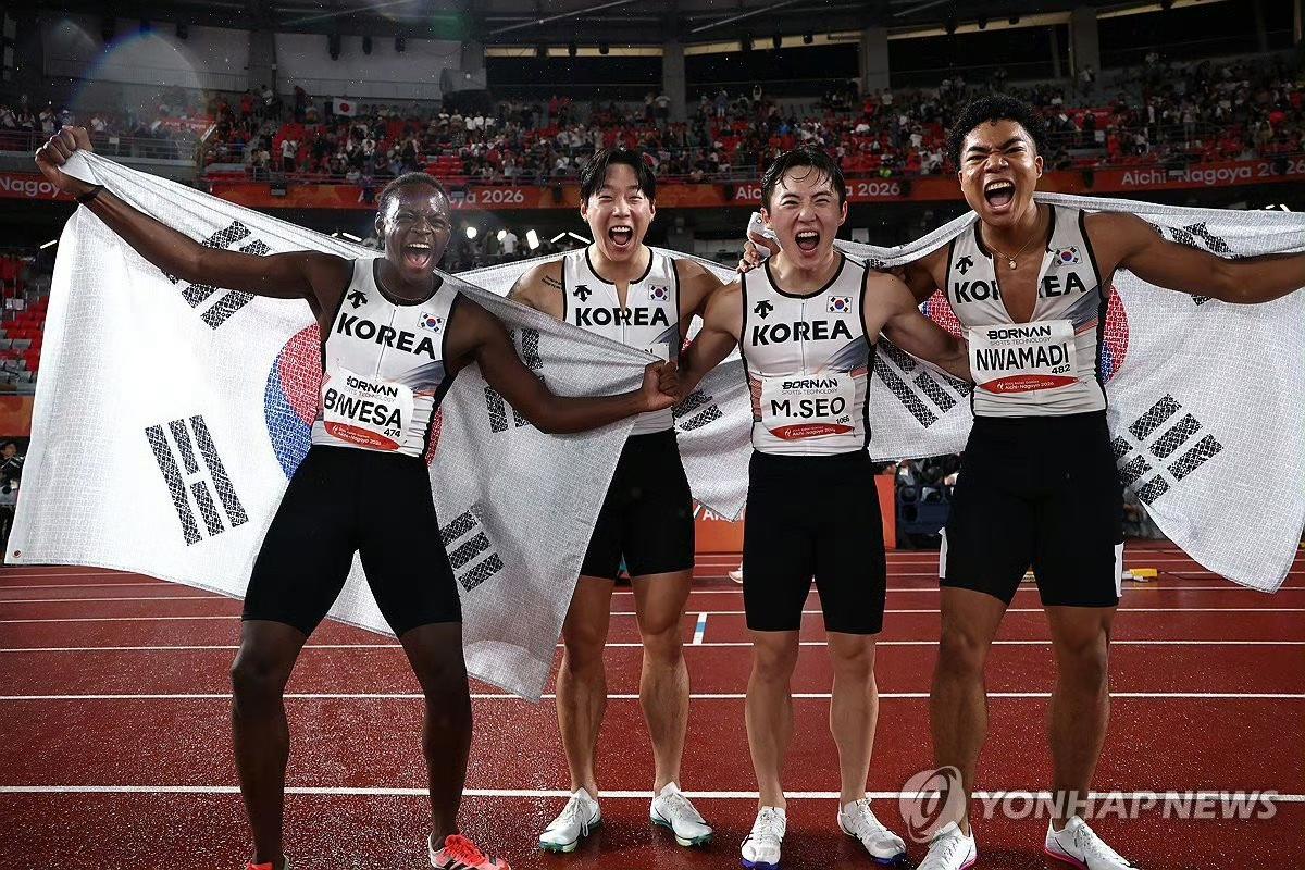 名古屋亚运会，韩国4×100米接力夺冠，四个人身披韩国国旗庆祝，还有两位黑人朋友