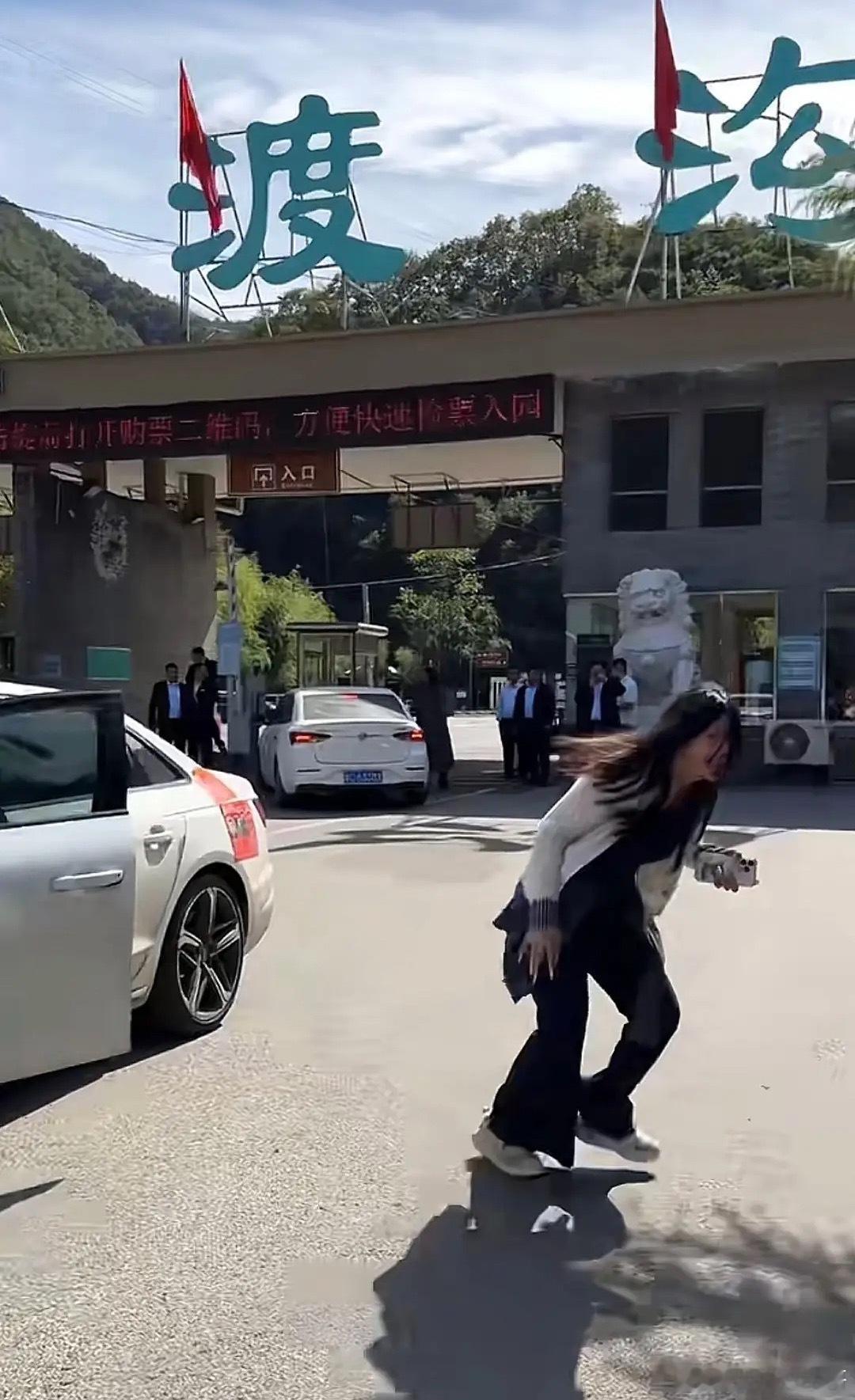 2888T车主的外号：广东公路甲级战犯）车牌号为粤J2888T的白色奥迪A4，乃是广东江门女车主的坐