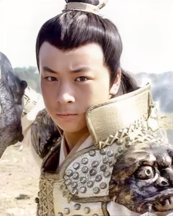 裴元庆硬扛李元霸三锤，吐血败逃，他咽不下这口气，找到了归隐多年的定彦平。定彦平说