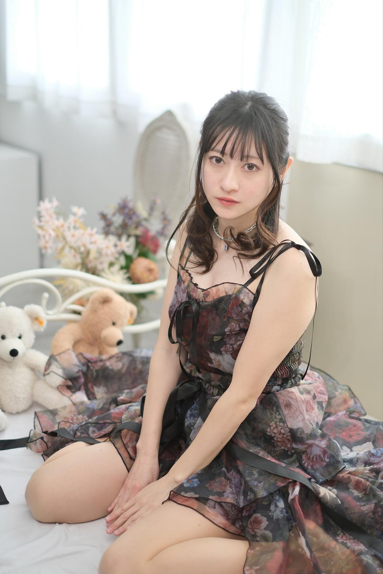 花间美人坐，静待春风来。