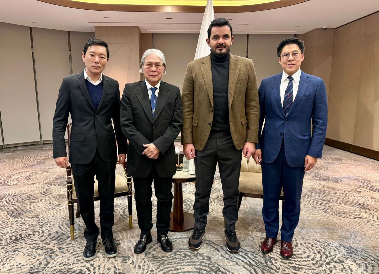 郭晶晶老公霍启刚晒出与自己老爸霍震霆去乌兹别克斯坦开会的照片。47岁的他还能跟