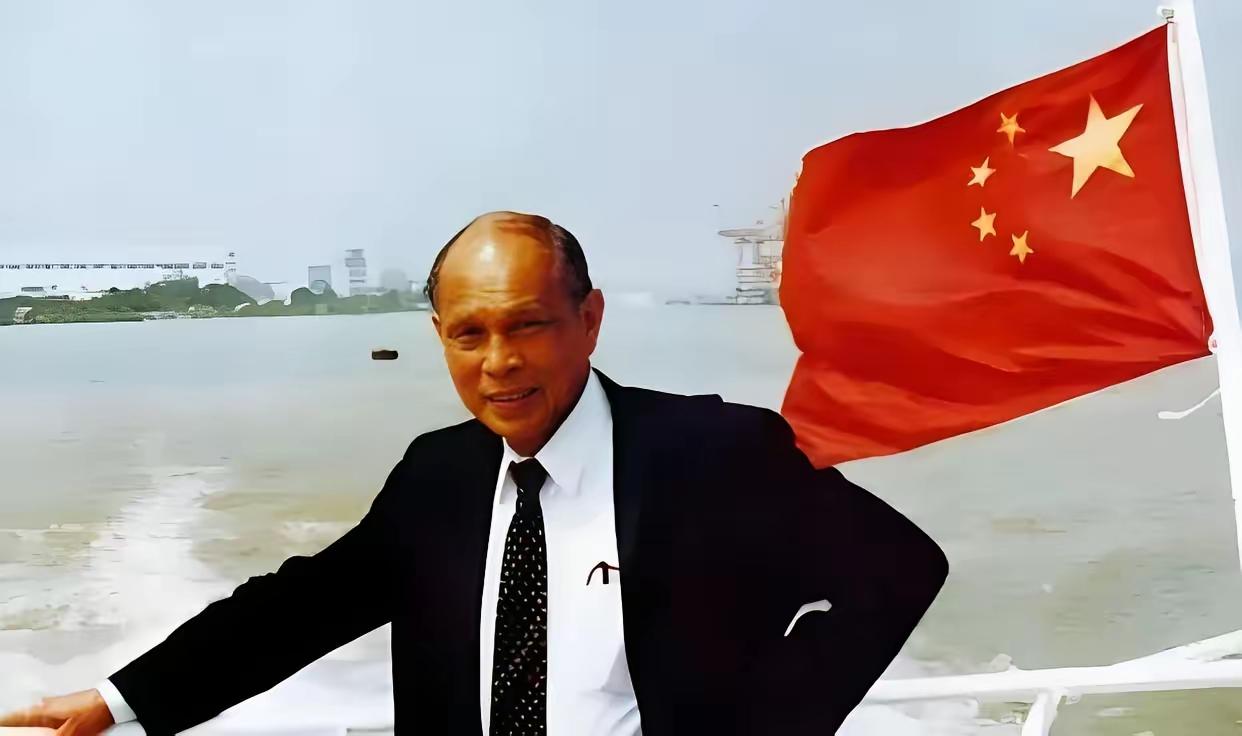 1950年，霍英东被海盗用枪顶着脑袋，满船人都以为他活不成了——他只说了一句话，